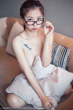 美女脱了内裤让男生摸